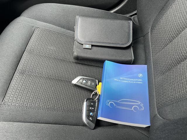BMW 5-SERIE Touring 530e Business Edition Plus / Dealer onderhouden / 1.700 kg trekgewicht / Navigatie / Apple Carplay Android / HUD / Stoelverwarming / Climate Control / Camera / Parkeer assistent / 18"LM wielen /