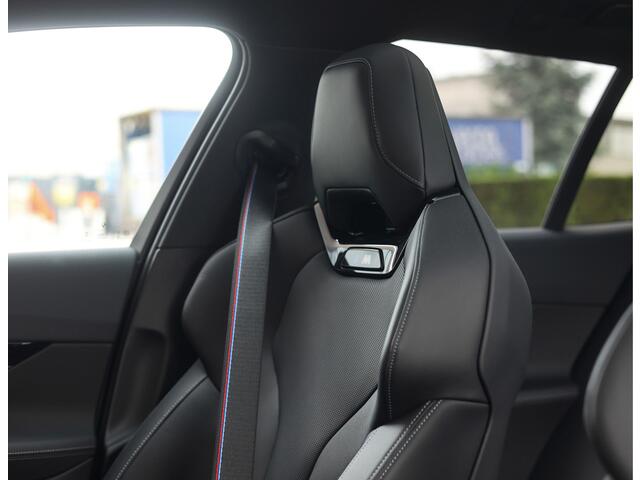 BMW 5-SERIE Touring 550e xDrive | M Performance - Pano - B&W