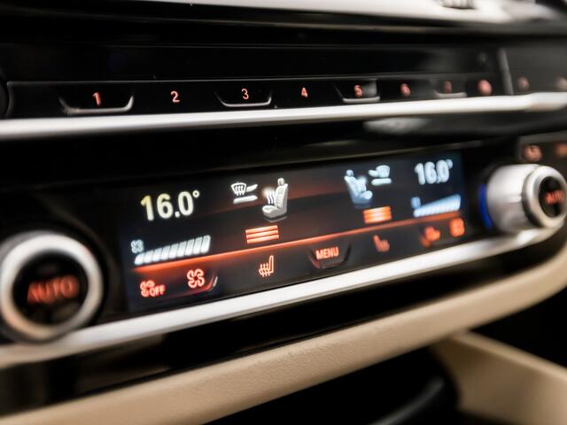 BMW 5-SERIE 530e M Sport High Executive 293Pk Automaat (GROOT NAVI, M PAKKET, HEAD-UP DISPLAY, APPLE CARPLAY, HARMAN/KARDON, ELEK SPORTSTOELEN, CAMERA, STOELVERWARMING, NIEUWSTAAT)
