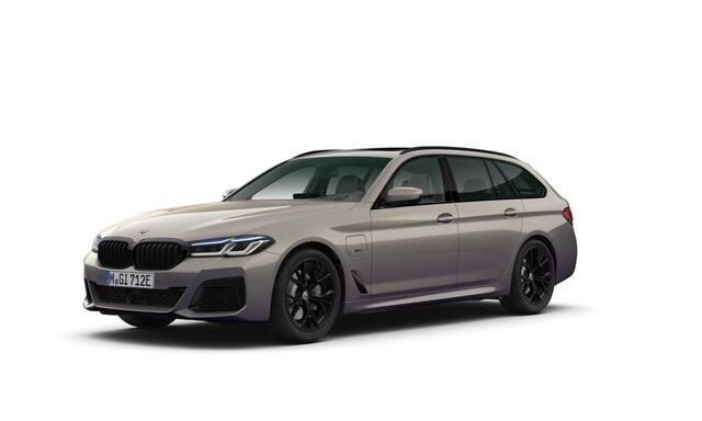 BMW 5-SERIE Touring 530e M-Sport | Individual Alvitgrau | 19"+18" Winterset | Panorama | Driving Assistant Professional | Trekhaak