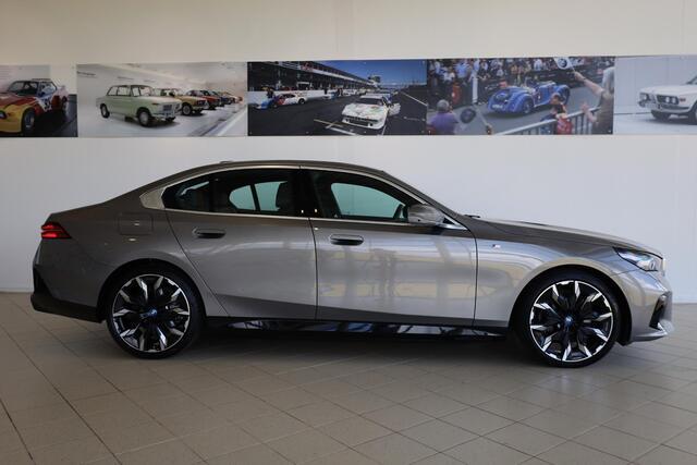 BMW 5-SERIE 550e xDrive | Comfortstoelen | Bowers & Wilkins | M Sportpakket | Panoramadak | Stoelventilatie | Adaptief onderstel professional |