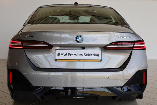 BMW 5-SERIE 550e xDrive | Comfortstoelen | Bowers & Wilkins | M Sportpakket | Panoramadak | Stoelventilatie | Adaptief onderstel professional |