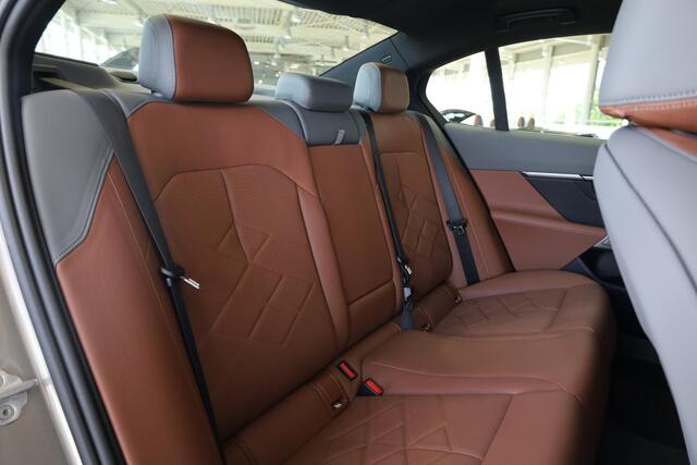 BMW 5-SERIE 550e xDrive | Comfortstoelen | Bowers & Wilkins | M Sportpakket | Panoramadak | Stoelventilatie | Adaptief onderstel professional |