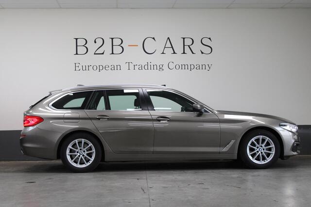 BMW 5-SERIE Touring 520d High Executive | Panorama | Head-up | Leder | Trekhaak