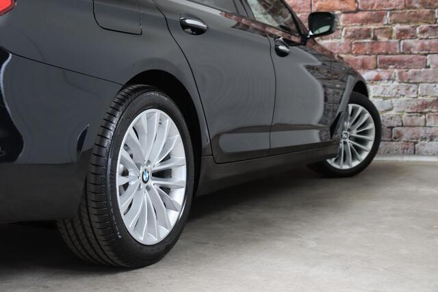 BMW 5-SERIE Touring 530i xDrive High Executive Sport Line Automaat / Navigatiesysteem Professional / Panoramadak / Active Steering / Trekhaak / Soft Close / Head-Up Display / Driving Assistant Plus / Multifunctioneel Instrumentendisplay / Adaptief Onderstel / Leder /