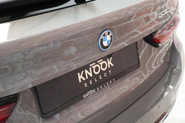 BMW 5-SERIE Touring 530e xDrive High Executive M Sport Pakket Automaat / Live Cockpit Professional / Driving Assistant Professional / Laserlicht / Panoramadak / Trekhaak / Stuurwielverwarming / Ambiance Verlichting / Stoelverwarming voor+achter / Head-Up Display / DA