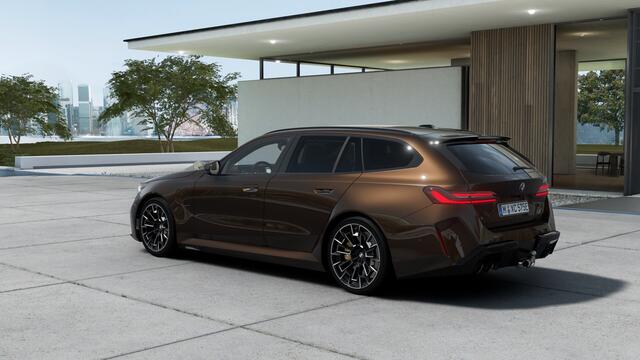 BMW 5-SERIE Touring M5 Automaat / M Drive Professional / Trekhaak / Panoramadak / Carbon-keramische remmen / Parking Assistant Professional / Comfort Access / Bowers & Wilkins