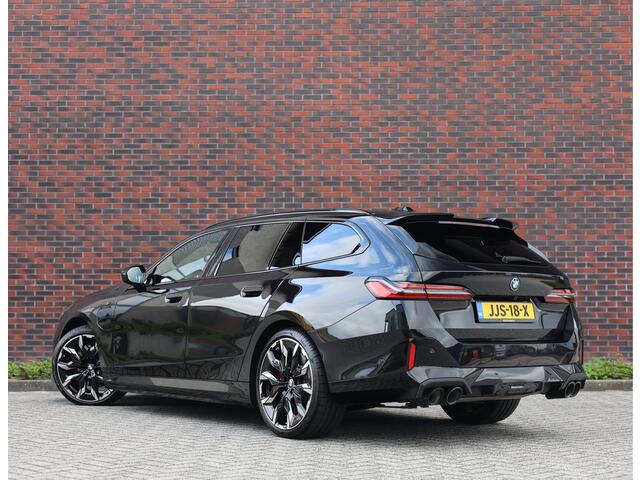 BMW 5-SERIE Touring 550e xDrive | M Performance - Pano - Trekhaak
