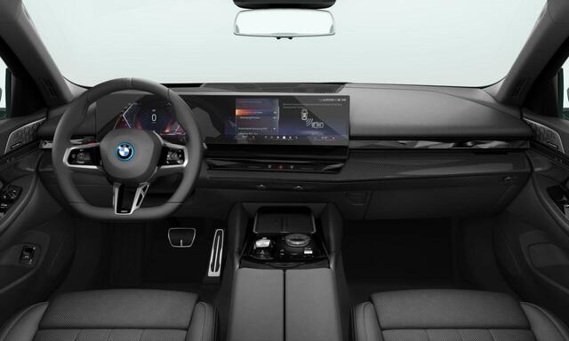 BMW 5-SERIE 550e xDrive M Sportpakket Pro | Innovation Pack | Comfort Pack | Travel Pack | Parking Assistent Professional | Driving Assistent Professional