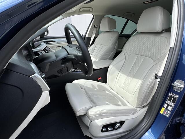 BMW 5-SERIE 520e High Executive / Elektrische stoelen & geheugen / Stuur- en stoelverwarming / Apple Carplay Android / 18" LM wielen / wit Leer / EAER 52 km