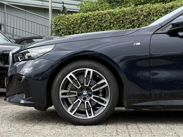 BMW 5-SERIE Touring 520i | M-Sport | Panorama | Elek. Trekhaak | Harman/Kardon | Driv. Ass. Plus | 4x Stoelverw. + Stuurverw. | Comfort Access | Elek. stoelvers. | Stoelvent.