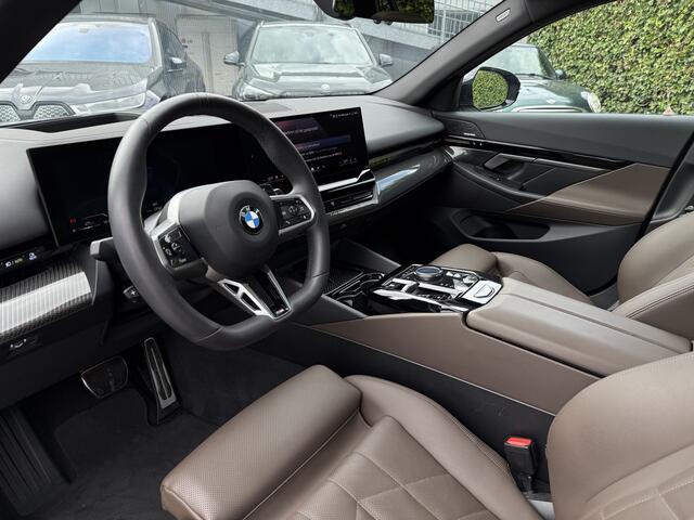 BMW 5-SERIE Touring 520i | M-Sport | Panorama | Elek. Trekhaak | Harman/Kardon | Driv. Ass. Plus | 4x Stoelverw. + Stuurverw. | Comfort Access | Elek. stoelvers. | Stoelvent.