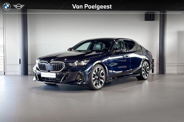 BMW 5-SERIE Sedan 530e M Sport Edition | M Sport Pro | Glazen Panoramadak | Bowers & Wilkins | Stoelventilatie | Trekhaak |