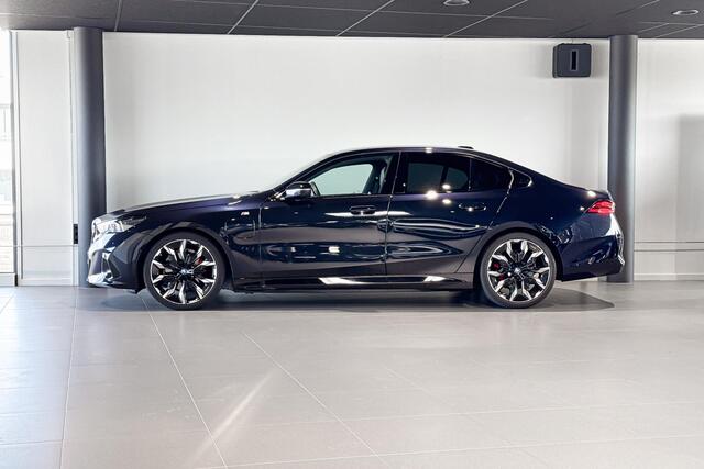 BMW 5-SERIE Sedan 530e M Sport Edition | M Sport Pro | Glazen Panoramadak | Bowers & Wilkins | Stoelventilatie | Trekhaak |