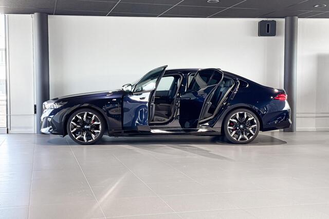 BMW 5-SERIE Sedan 530e M Sport Edition | M Sport Pro | Glazen Panoramadak | Bowers & Wilkins | Stoelventilatie | Trekhaak |