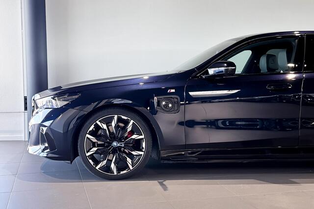 BMW 5-SERIE Sedan 530e M Sport Edition | M Sport Pro | Glazen Panoramadak | Bowers & Wilkins | Stoelventilatie | Trekhaak |