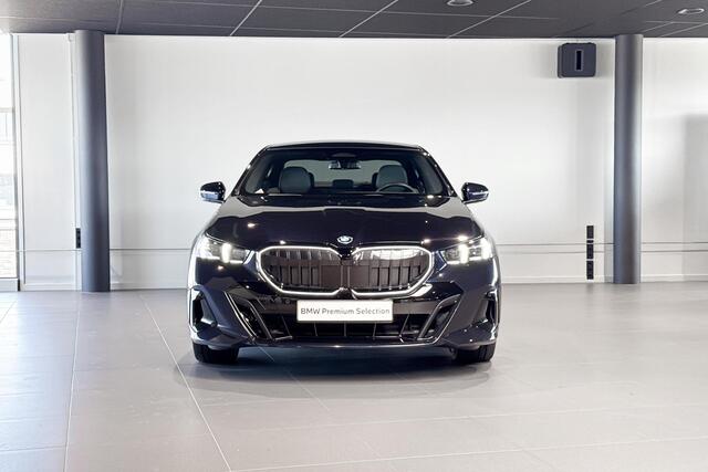 BMW 5-SERIE Sedan 530e M Sport Edition | M Sport Pro | Glazen Panoramadak | Bowers & Wilkins | Stoelventilatie | Trekhaak |