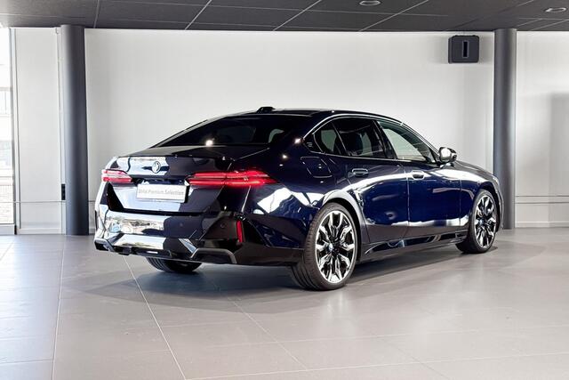BMW 5-SERIE Sedan 530e M Sport Edition | M Sport Pro | Glazen Panoramadak | Bowers & Wilkins | Stoelventilatie | Trekhaak |