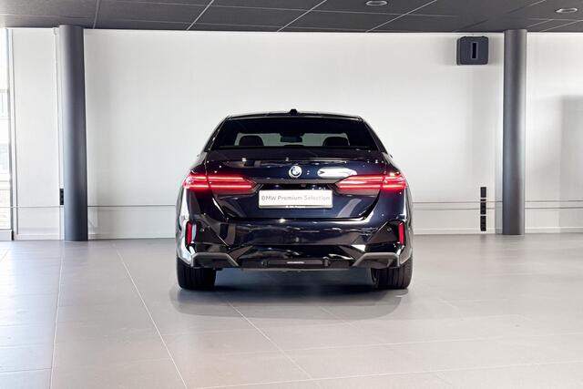 BMW 5-SERIE Sedan 530e M Sport Edition | M Sport Pro | Glazen Panoramadak | Bowers & Wilkins | Stoelventilatie | Trekhaak |