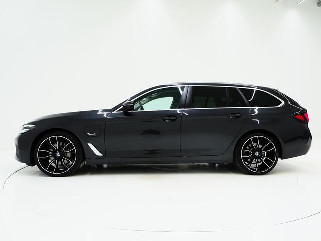 BMW 5-SERIE Touring 530e | Leder | Memory | Stoelventilatie | Adaptive Cruise | Camera | Sfeerlicht | Dodehoek