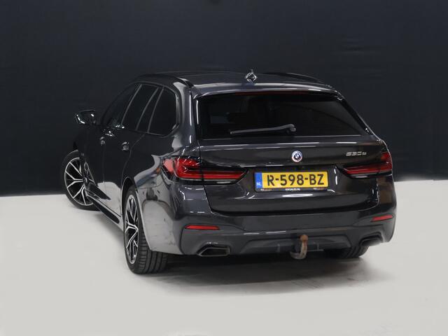 BMW 5-SERIE Touring 530e M Sport [PANORAMADAK, ELEKTRISCHE TREKHAAK, APPLE CARPLAY, STOELVERWARMING, MEMORY, DIGITAL DASH, CAMERA, CRUISE CONTROL, PDC V + A, NAVIGATIE, NIEUWSTAAT]