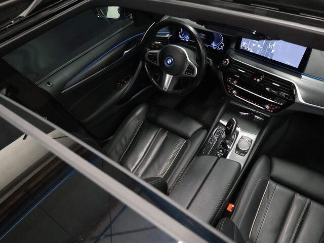 BMW 5-SERIE Touring 530e M Sport [PANORAMADAK, ELEKTRISCHE TREKHAAK, APPLE CARPLAY, STOELVERWARMING, MEMORY, DIGITAL DASH, CAMERA, CRUISE CONTROL, PDC V + A, NAVIGATIE, NIEUWSTAAT]