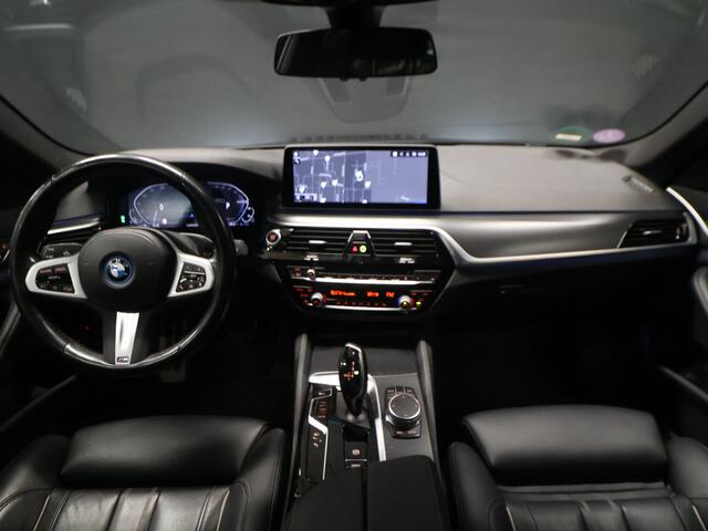 BMW 5-SERIE Touring 530e M Sport [PANORAMADAK, ELEKTRISCHE TREKHAAK, APPLE CARPLAY, STOELVERWARMING, MEMORY, DIGITAL DASH, CAMERA, CRUISE CONTROL, PDC V + A, NAVIGATIE, NIEUWSTAAT]