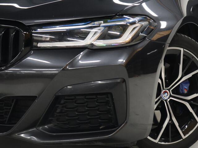 BMW 5-SERIE Touring 530e M Sport [PANORAMADAK, ELEKTRISCHE TREKHAAK, APPLE CARPLAY, STOELVERWARMING, MEMORY, DIGITAL DASH, CAMERA, CRUISE CONTROL, PDC V + A, NAVIGATIE, NIEUWSTAAT]
