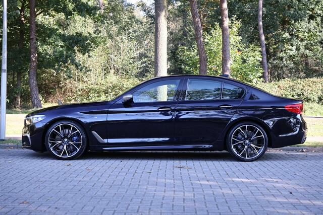 BMW 5-SERIE M550i xDrive Executive M-Sport | Merino leder | 20" | Driving Assistent Plus | Comfort stoel met geheugen | Real-Time Traffic information | Zonnerolgordijnen achter | Stoelverwarming voor en achter | Etc.
