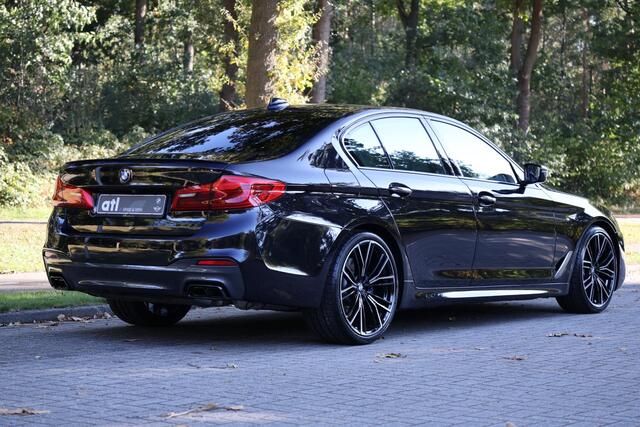 BMW 5-SERIE M550i xDrive Executive M-Sport | Merino leder | 20" | Driving Assistent Plus | Comfort stoel met geheugen | Real-Time Traffic information | Zonnerolgordijnen achter | Stoelverwarming voor en achter | Etc.