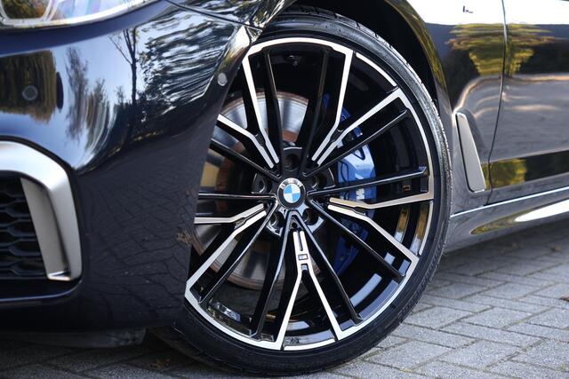 BMW 5-SERIE M550i xDrive Executive M-Sport | Merino leder | 20" | Driving Assistent Plus | Comfort stoel met geheugen | Real-Time Traffic information | Zonnerolgordijnen achter | Stoelverwarming voor en achter | Etc.