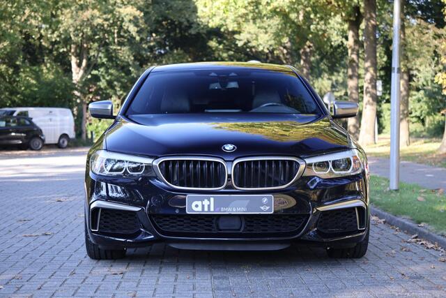 BMW 5-SERIE M550i xDrive Executive M-Sport | Merino leder | 20" | Driving Assistent Plus | Comfort stoel met geheugen | Real-Time Traffic information | Zonnerolgordijnen achter | Stoelverwarming voor en achter | Etc.