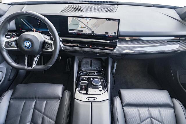 BMW 5-SERIE Touring 530e | M Sportpakket Pro | Comfort Pack | 21 inch | Glazen panoramadak | Stoelventilatie | Driving Assistant Plus | Bowers & Wilkins | Trekhaak