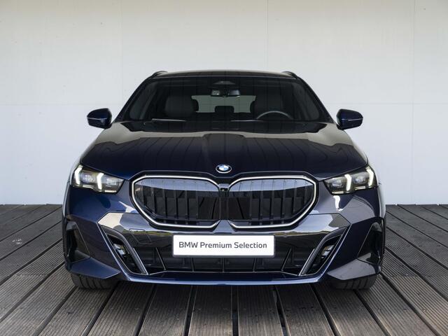 BMW 5-SERIE Touring 530e | M Sportpakket Pro | Comfort Pack | 21 inch | Glazen panoramadak | Stoelventilatie | Driving Assistant Plus | Bowers & Wilkins | Trekhaak