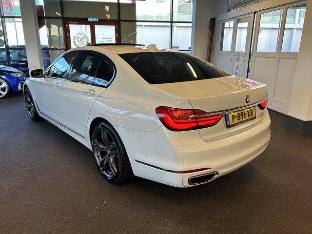 BMW 7-SERIE 750i High Executive | Panoramadak | Luchtvering | Adaptieve cruise control | 360 Camera | Memory seats | Harman/Kardon | Head up | Stoelverwarming v+a | Stoelmassage | Stoelverkoeling | Lane assist | Dodehoeksdetectie | Draadloze apple carplay