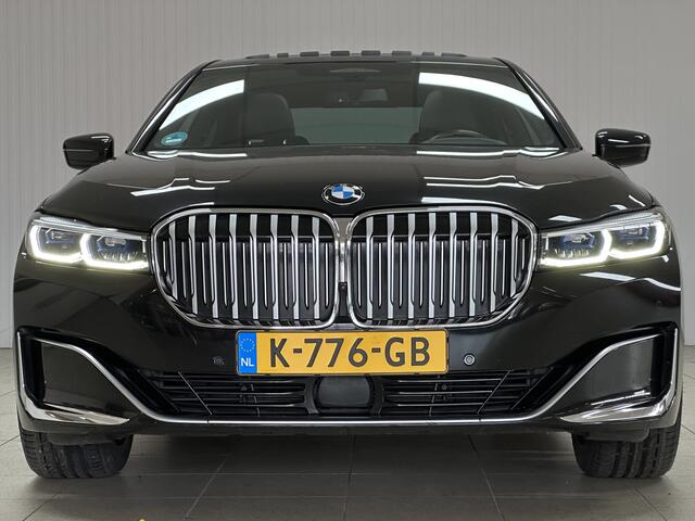 BMW 7-SERIE 730d xDrive/ Luchtvering/ Soft-Close/ 20'' LMV/ Elek. Schuif-Dak/ Harman-Kardon/ Stuurverw./ Stoelverw. V+A/ Apple + Android/ Virtual Dashboard/ Head-Up/ LEDER/ Zwarte-Hemel/ Elek. Stoelen + Memory/ Camer
