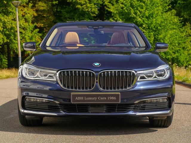 BMW 7-SERIE 740Le iPerformance High Executive | Pano | Head-up | Luchtvering | Sky-lounge