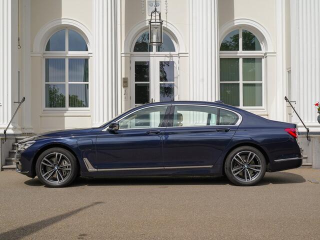 BMW 7-SERIE 740Le iPerformance High Executive | Pano | Head-up | Luchtvering | Sky-lounge