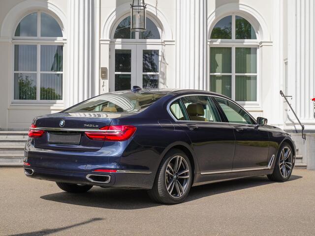 BMW 7-SERIE 740Le iPerformance High Executive | Pano | Head-up | Luchtvering | Sky-lounge