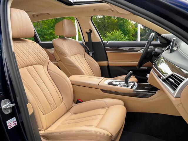 BMW 7-SERIE 740Le iPerformance High Executive | Pano | Head-up | Luchtvering | Sky-lounge