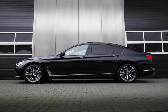 BMW 7-SERIE 740Le 327 pk xDrive iPerformance / Nieuwstaat/ Dealer.ond/ Bowers&Wilkins/ Achteras-Sturing/ Pano-dak/ Head-Up/ Keyless/ Lucht-Vering/ Nappa-Leder/ Soft-Close/ 19'' LMV