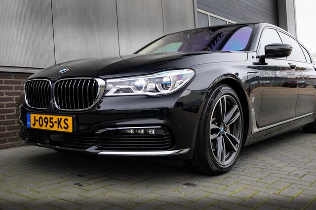 BMW 7-SERIE 740Le 327 pk xDrive iPerformance / Nieuwstaat/ Dealer.ond/ Bowers&Wilkins/ Achteras-Sturing/ Pano-dak/ Head-Up/ Keyless/ Lucht-Vering/ Nappa-Leder/ Soft-Close/ 19'' LMV