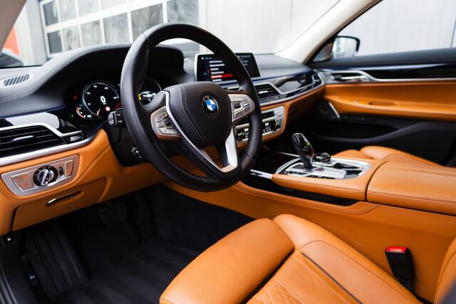 BMW 7-SERIE 740Le 327 pk xDrive iPerformance / Nieuwstaat/ Dealer.ond/ Bowers&Wilkins/ Achteras-Sturing/ Pano-dak/ Head-Up/ Keyless/ Lucht-Vering/ Nappa-Leder/ Soft-Close/ 19'' LMV