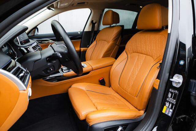 BMW 7-SERIE 740Le 327 pk xDrive iPerformance / Nieuwstaat/ Dealer.ond/ Bowers&Wilkins/ Achteras-Sturing/ Pano-dak/ Head-Up/ Keyless/ Lucht-Vering/ Nappa-Leder/ Soft-Close/ 19'' LMV