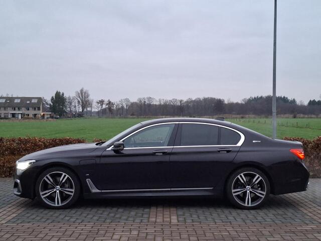BMW 7-SERIE 740e iPerformance High Executive | Hybrid | M-pakket | H&K Surround | Schuifdak | HUD | Volleder Individual | Massagestoelen | Softclose | Keyless | 20" | Comfort Acces | 360gr Cam | Achteras besturing | Elek Comfortzetels achterin verw en ventilatie | Su