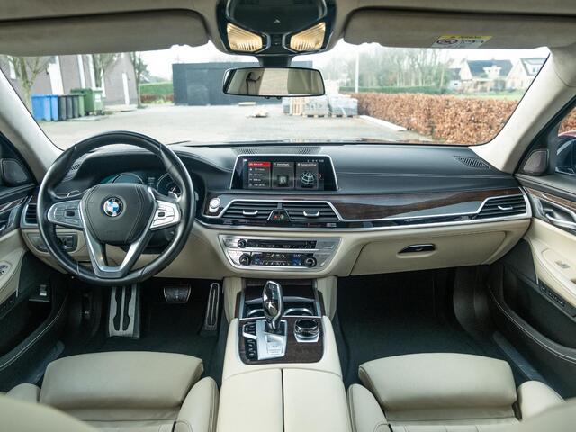BMW 7-SERIE 740e iPerformance High Executive | Hybrid | M-pakket | H&K Surround | Schuifdak | HUD | Volleder Individual | Massagestoelen | Softclose | Keyless | 20" | Comfort Acces | 360gr Cam | Achteras besturing | Elek Comfortzetels achterin verw en ventilatie | Su