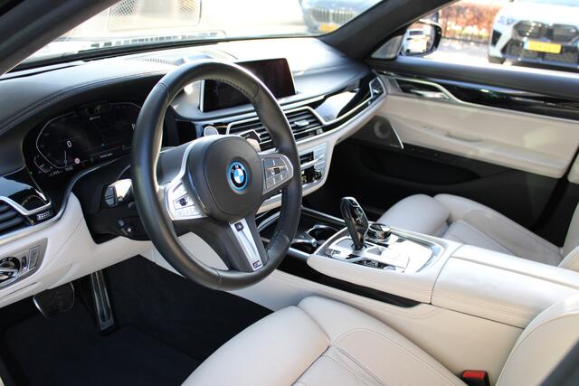 BMW 7-SERIE 745e High Executive M Sport Automaat / Schuif-kanteldak / Soft Close / Stoelventilatie / Massagefunctie / Laserlight / Bowers & Wilkins / Parking Assistant Plus / Head-Up