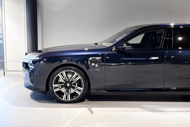 BMW 7-SERIE M760e xDrive | Sky Lounge | Iconic Glow | Stoelventilatie | Connoisseur Pack |