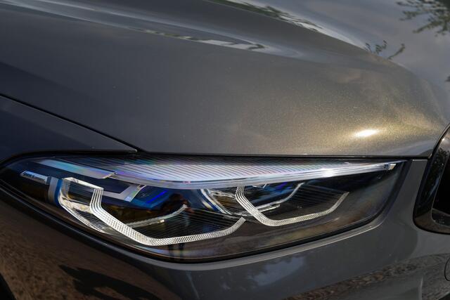 BMW 8-SERIE M850i xDrive High Executive | VOL! | DEALER ONDH | CARBON | B&W | NAP | 4WIELSTUURING | HUD | 360 |