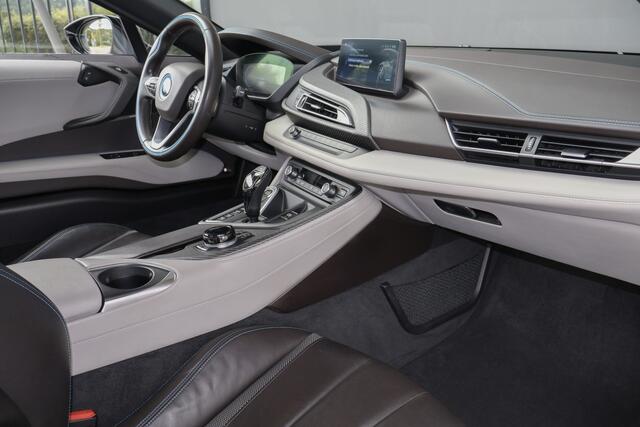 BMW I8 | PROGRESSIVE PACKAGE HARMAN KARDON, HEAD-UP, COMFORT ACCESS | 20" | APPLE CARPLAY | DRY CARBON INTERIOR PACK | I-INTERIOR HALO DALBERGIA BRAUN | DAB RADIO | ETC.